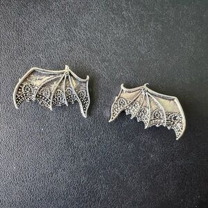 Acotar badboys wings, Silver Bat Wing clips to attach to collar of shirt